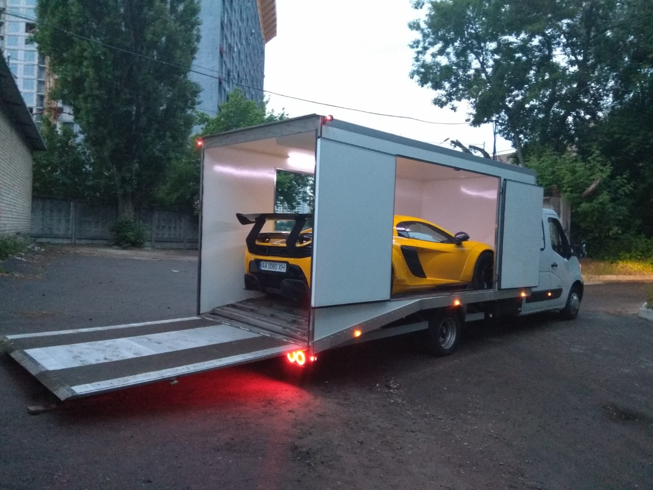 Доставка McLaren Киев-Кипр