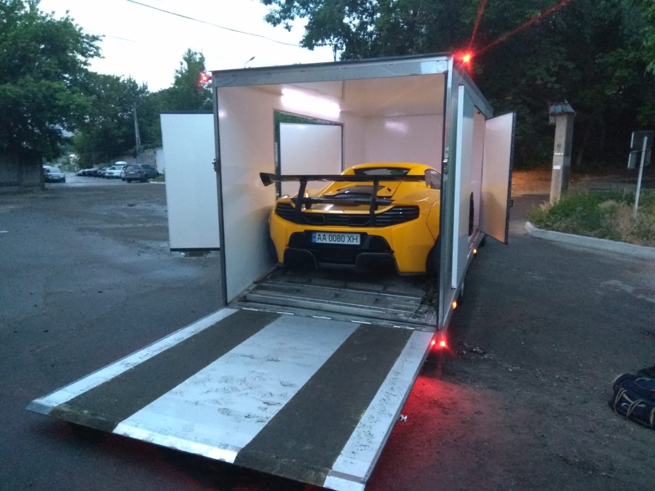 Доставка McLaren Киев-Кипр